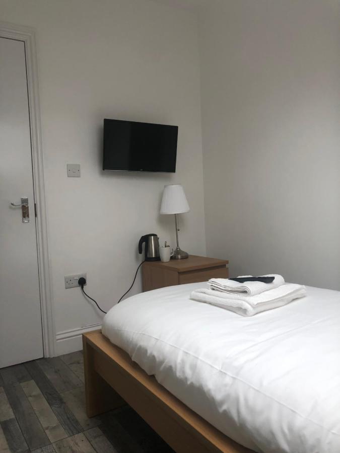 The Broadway Hotel - London Heathrow Саутхолл Экстерьер фото